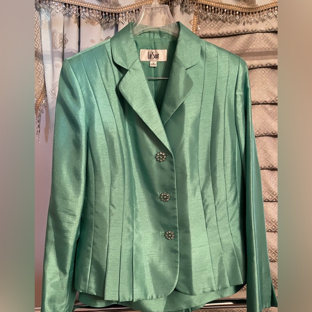 Le Suit Size 10 Shiny Fully lined Rhinestones Crystals Professional Interview